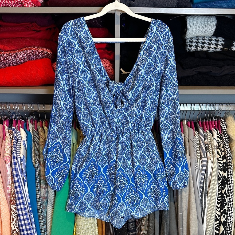 Gianni Bini blue/white print long sleeve tie front v back romper size S